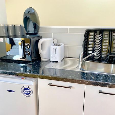 London Studio Apartments, Private Bathroom, Kitchenette, Parking, Np7 Экстерьер фото
