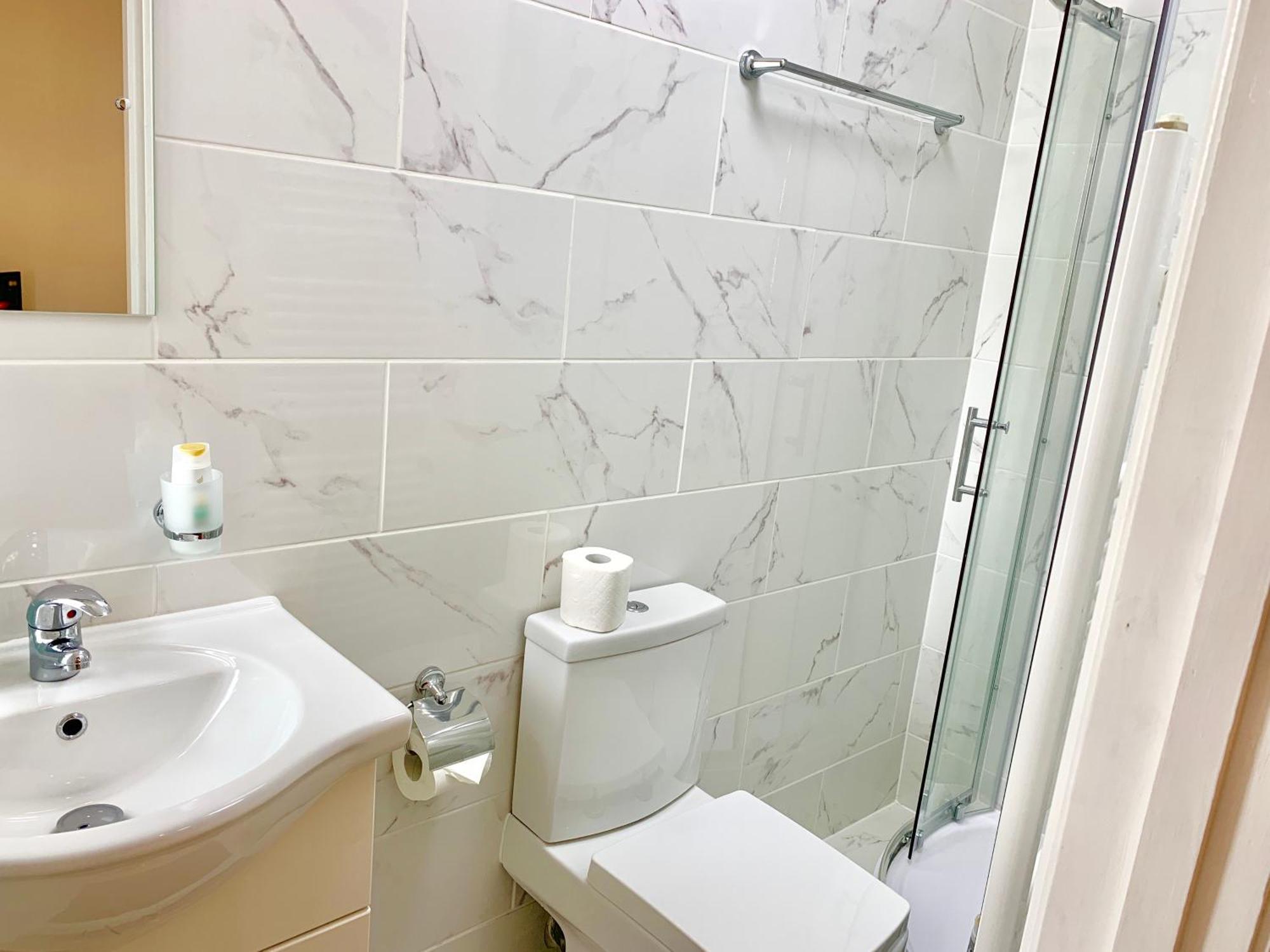 London Studio Apartments, Private Bathroom, Kitchenette, Parking, Np7 Экстерьер фото